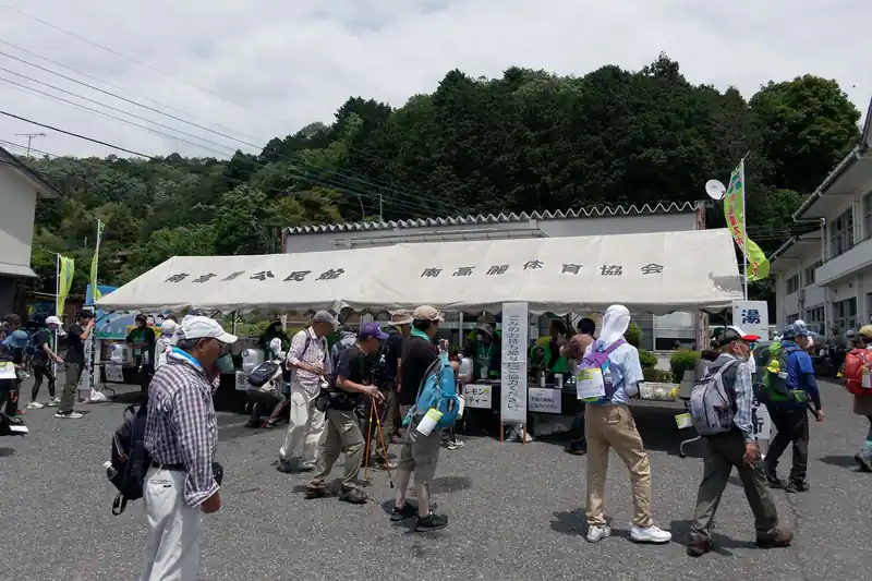 休憩所に到着。ここは大勢の人がいて賑わっている。
相変わらず飲み物の補給は出来るのだが、まだ飲水が残っているため補給せず通過。