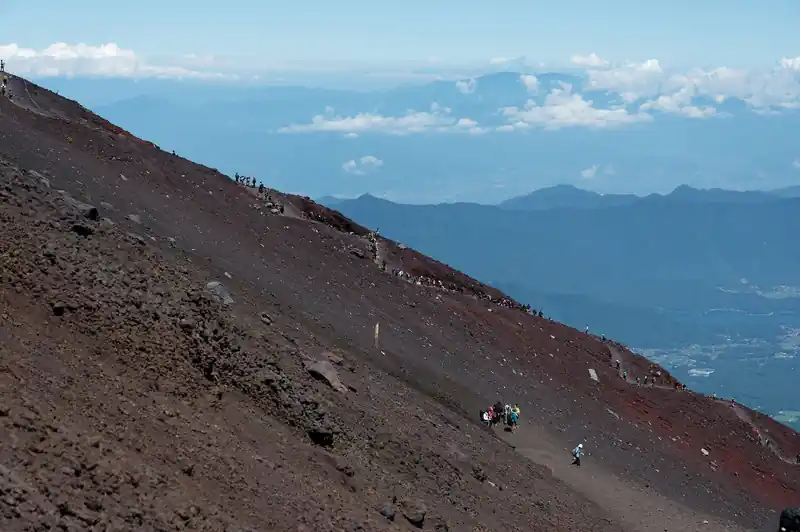 反対側の登りの登山道は大勢の登山者。