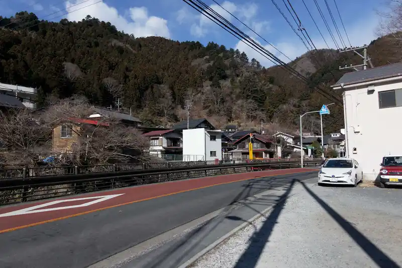 地図によれば、この川を超えて向かい側に登山口があるらしいのだが…。