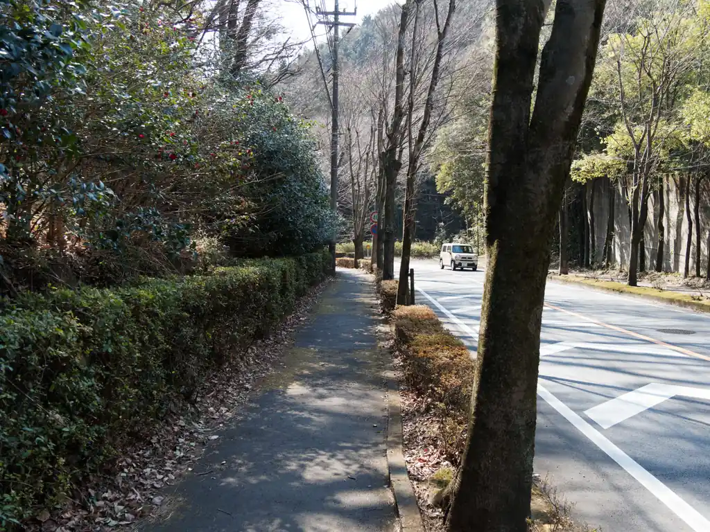 ため池の横を歩いて道路に出たら、しばらく歩いて多峯主山登山口を目指します。