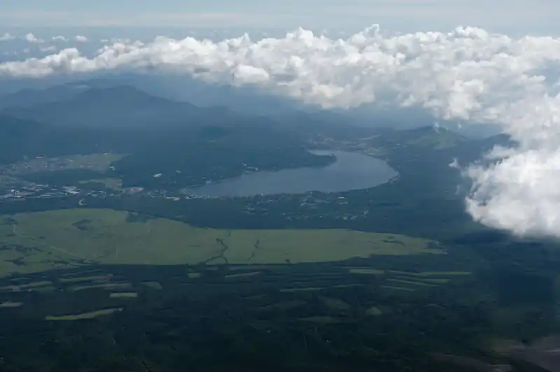 山中湖。ボートかなにかが湖面に写っている。