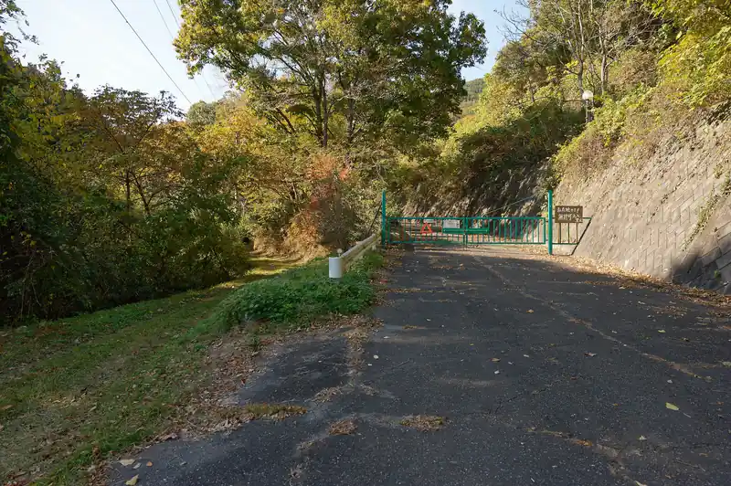 左側の道から出てきて舗装路へ。
右側は昔ゴルフ場で現在はゴルフ場を潰してソーラーパネルを敷き詰めた施設への道になっているようです。