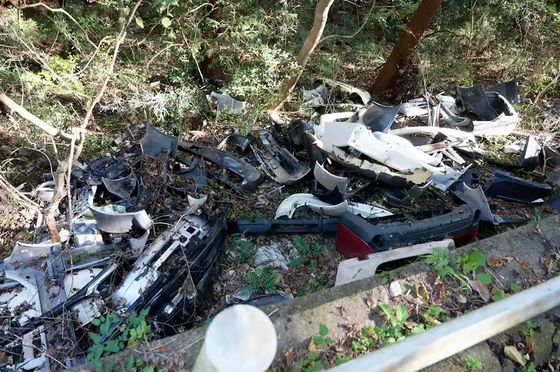 ガードレール脇には大量の車のパーツが廃棄されていた。
やんちゃな人がいるもんですねえ。