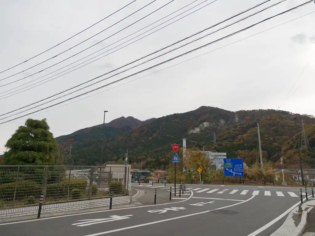 寿駅から登山口まではしばらくアスファルト歩きとなる。
目の前の山が倉見山だ。やっぱりこうしてみるとただの里山という佇まい。

寿駅にはトイレがないので、駅前のセブンイレブンが唯一のトイレスポット。私はコンビニのトイレを使わせてもらったときは、何か買って店を出ることにしている。この日はハイチュウを購入した。

ところで、富士吉田市はシチズン城下町なのか、このあたりはシチズンの建物が多くあった。