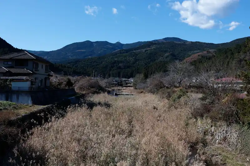慈光寺入口手前の橋から。
中央のアンテナのある山が剣ヶ峰かな。もしかしたら川木沢ノ頭かもしれない。
右のなだらかな山は堂平山で間違いないだろう。