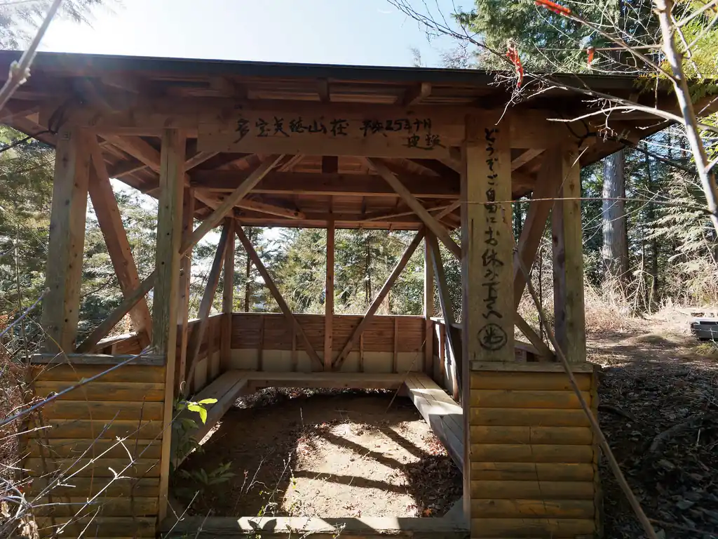 坂を登り切ると唐突に東屋が出現。
ほんと、よくこんなところに建てたなあ、と感心する。

なお、このあたりに巻道を使って登ってきた場合に出てくるところがあるはずなんだけど、正直藪っぽくてよくわからなかった。