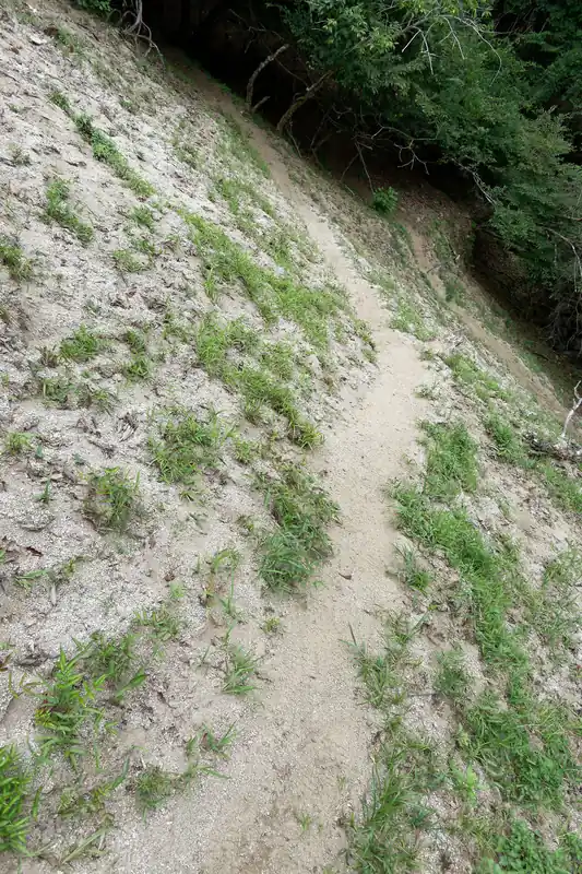 このあたりは水でも流れていたのか、砂浜みたいなサラサラとした砂です。
滑りやすそうで慎重に進みます。
