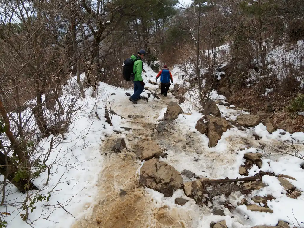 この岩場のあたりも微妙に怖い。
結構雪が溶けてきていてシャーベット状になっており、余計に滑る。