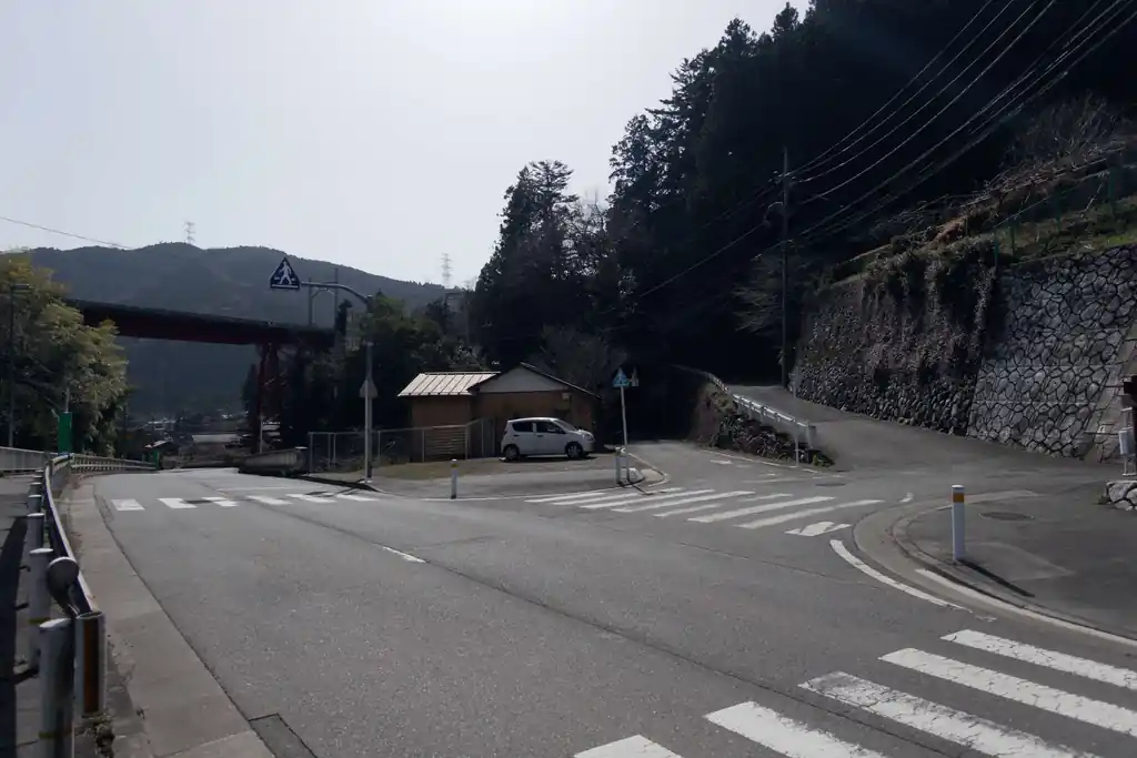 ここが軍畑駅までの最後の分岐。右の坂を登ります。