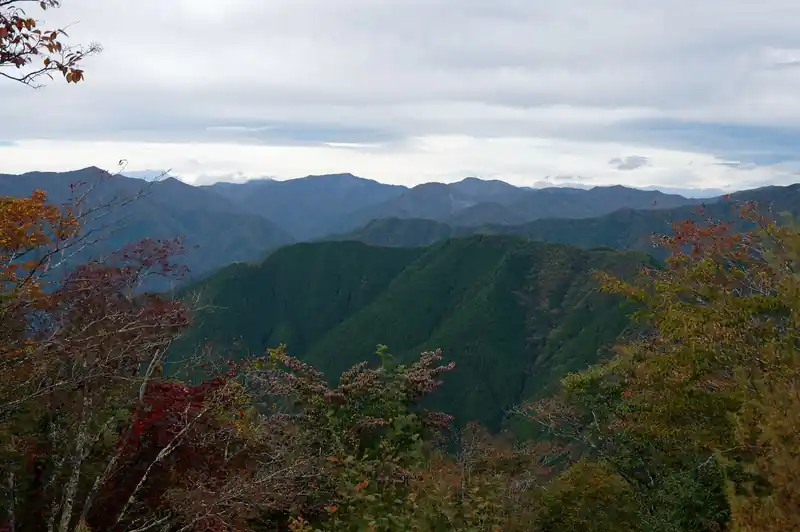 ちょうど向かいにある尾根が恐らく鳥戸屋尾根と思われる。
左側に石尾根が伸びていて、ずっと奥に見えるのは雲取山だろうか？うーん、よくわからないな。