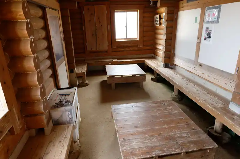避難小屋まで戻ってきて、そういえば、避難小屋の中見てなかったなあ、と思って扉を開けて中を見物。
