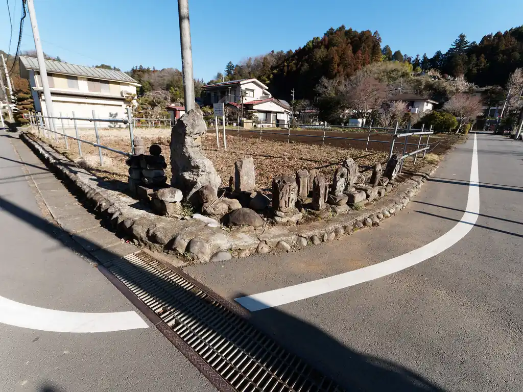 庚申塔かな。こういうのがまだ残っているのは良いですね。まあ都内でも割と見かけたりするけど。流石に山手線内にはもうほとんどないかもしれないけど…。