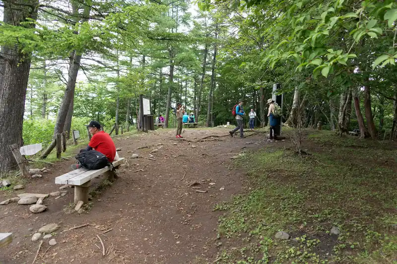 約2時間で御前山山頂に到着。
山頂は10人超の登山者で賑わっている。