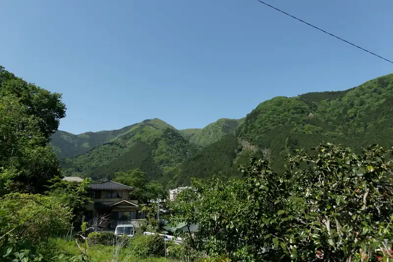 山の方を見ては写真を撮る。