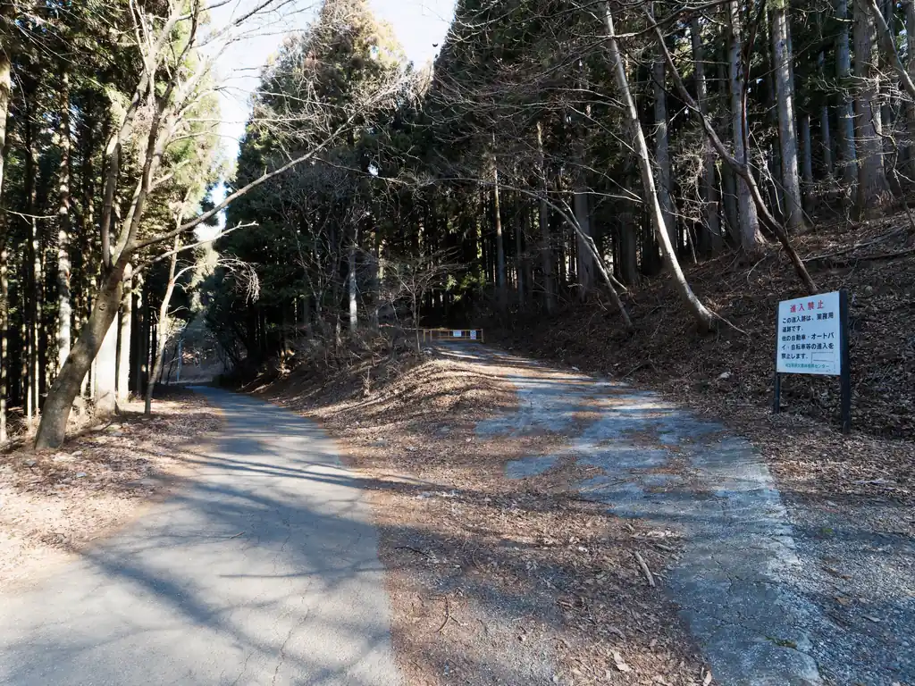 そのまま車道を歩いて県民の森へ。
ここでUターンして写真右側の道を登っていく。