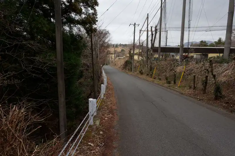 舗装路に這いずり出てゴルフ場の脇道を歩いていく。
