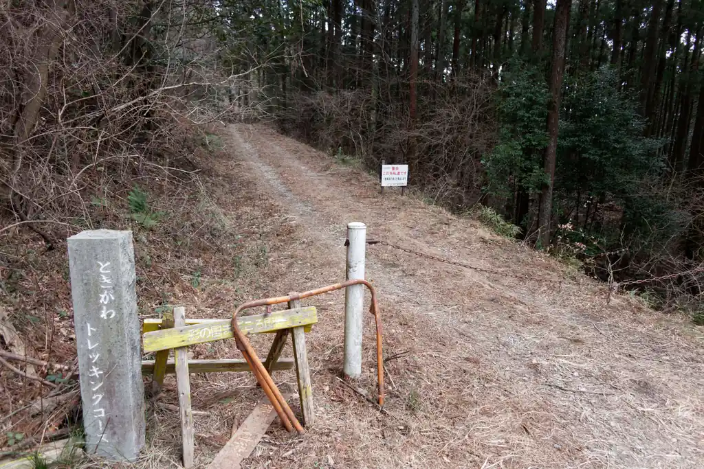そのままトイレ裏の道を歩いて行くと、例の石標が出現しました。

ここだー！と20mくらい歩いてみましたが、なんか違和感を感じて地図を見たら、これは林道でした。ここを歩いても慈光寺には行けるんですが、だいぶ遠回りのルートなので、引き返して本来歩く予定だった道を探します。