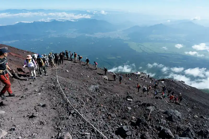ガイドに連れられて続々と登ってくる登山者達。ガイドさんも大変だね。