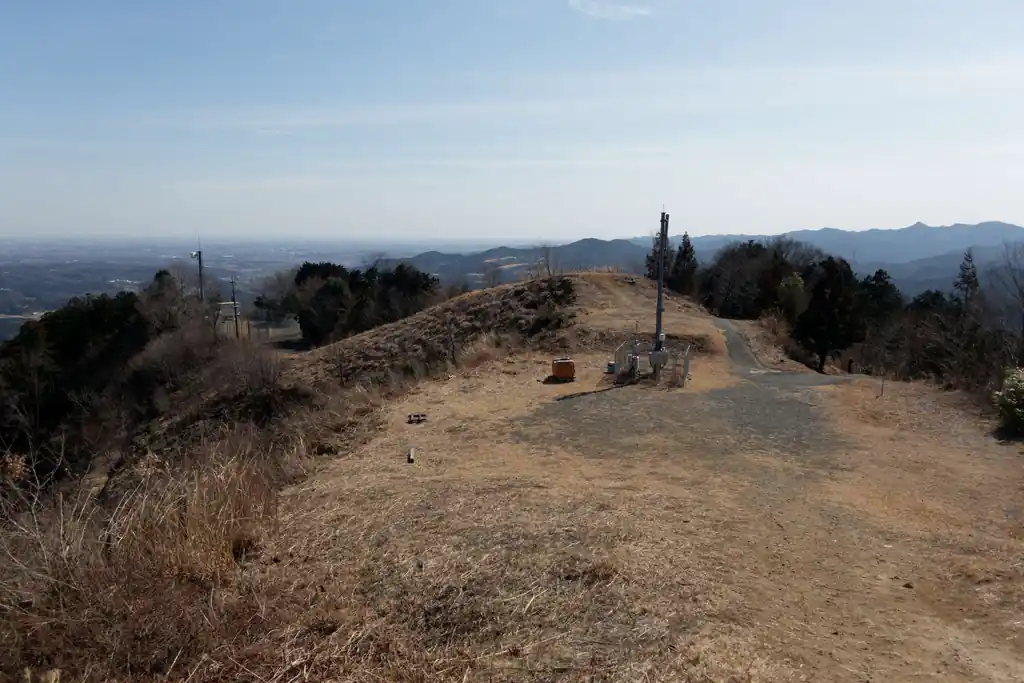 大高取山方面には、こっちに歩いていきます。

ここでベンチに座ってお昼休憩後、写真を撮ったら大高取山に向けて出発します。

ここでのんびりするのもよさそうだよなあ。難点は交通利便性くらいですかね。JR八高線の明覚駅から歩くかバスに乗るのが良いと思いますが、バスも電車も本数が極端に少ないと思うので、弓立山だけ登るなら、たぶん歩いたほうが手っ取り早い気がします。

車があれば、登山口のすぐ近くにパーキングがあるので、そこに停めてピストンしてもいいかも。