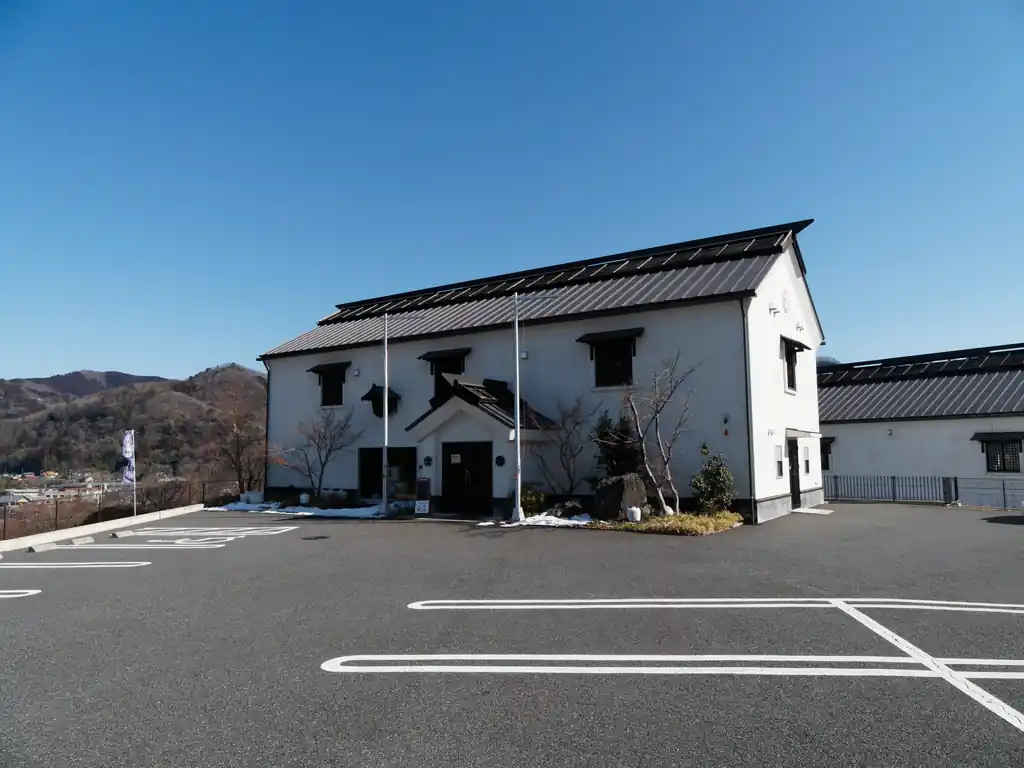 下山後は近くの酒造、長瀞蔵へ。
ここで日本酒を購入して酒蔵をガラス越しに見学します。
しかし最近の酒造はオシャレですな。
