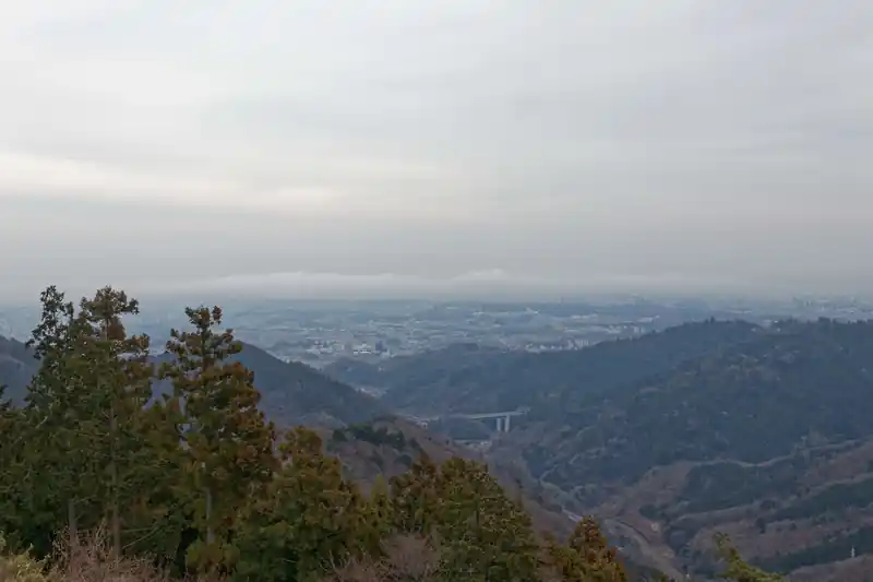 都心方面は雲に覆われているのが見える。