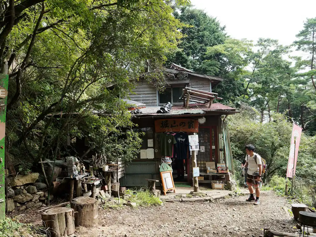 ようやく堀山の家に到着。ここは宿泊できる小屋ですが、公衆トイレはないです。
トイレ行きたい！という人は頑張って花立山荘まで歩きましょう。

このあたりから大倉尾根が本気を出してきて道のきつさが1段あがります。既にここまでで足には疲労がそこそこ来てるんだけど…。