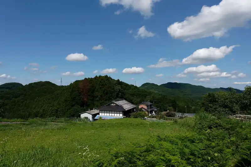 小学生の頃にジジババの田舎に帰ってきたような、そんな長閑な雰囲気の集落に出て…