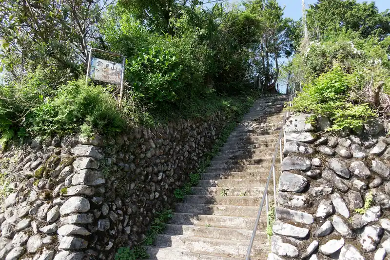 しばらく舗装路を歩いて登山口へ向かう。
この舗装路歩きで道に迷わないと心配だったのだが、ところどころに道標があり大丈夫だった。

舗装路の脇には建物がいくつかあるが、あまり人気がなく、空き家は多いのかもしれない。