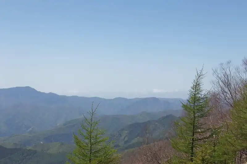 奥に積雪している山が見えるがあれは南アルプスだろうか？