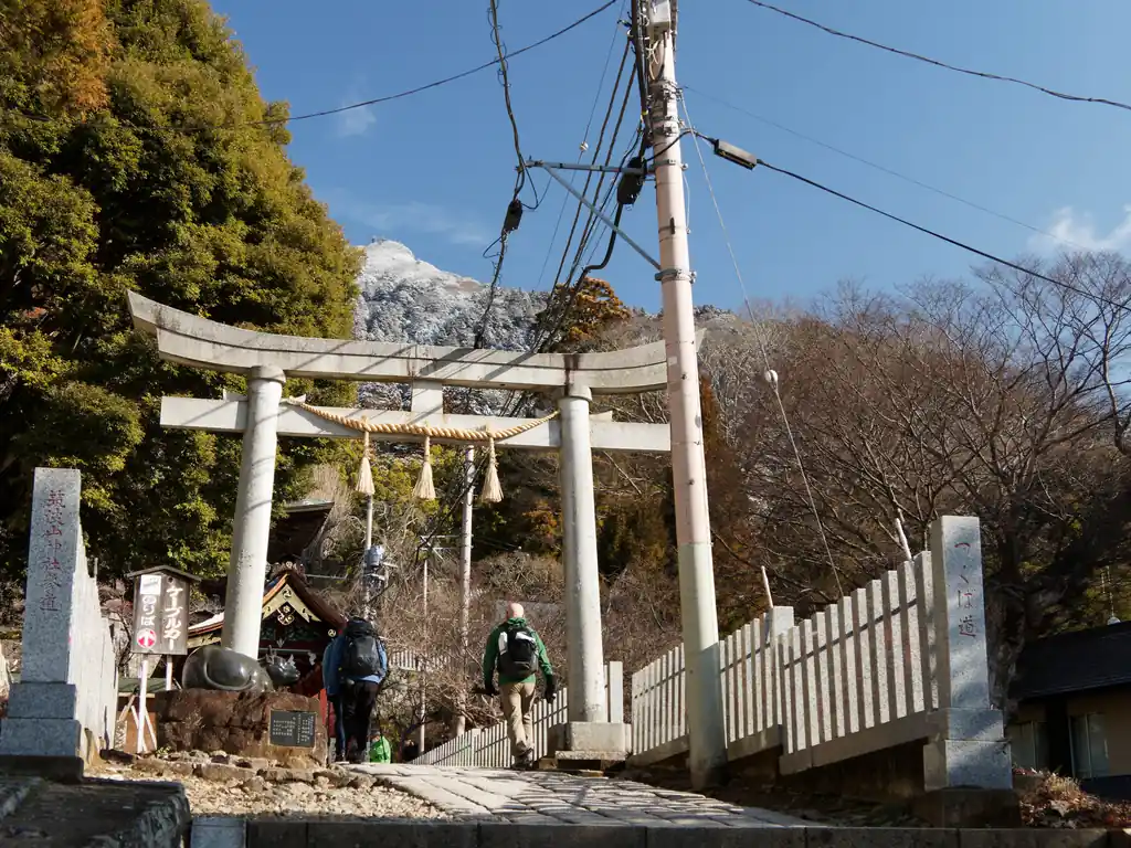 つくば駅にある、つくばセンターバス停で筑波山シャトルバスに乗り、筑波山神社入口バス停へ。

バス停の前がビジターセンターになっていて登山者が利用できるトイレもあるが、当日はトイレ設備故障とのことで利用できず。
この日はお腹の調子が良くなく、バスを降りたらトイレに行こうと思っていたので、そのまま筑波山神社へトイレを探して彷徨う。