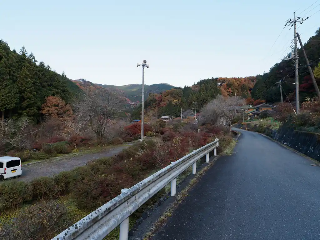 白石車庫バス停付近の集落まで降りてきた。

時間は予想よりだいぶ巻いていて午前7時50分くらいだったと思う。
キャンプ場を出発してわずか1時間だ。

丁度バスが白石車庫バス停についた頃らしく、数人のハイカーがバス停近くの東屋で準備をしていた。

まだバスの扉があかないので、しばし東屋で待つ。
当然バスに乗る人はおらず、しばらくの間一人でバスを貸し切っていた。
小川町駅に着くと、数人のハイカーが準備をしていた。これから山に向かうのだろう。