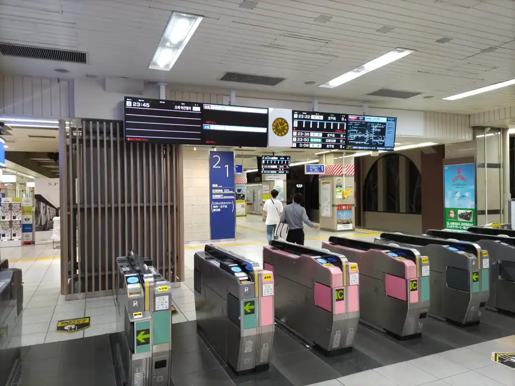 (写真は浅草駅の様子。家にいてもしょうがないので、早めに家を出て23時過ぎにはついた。この時点で近くの待合所のベンチは、同じく尾瀬夜行に乗る登山者で埋まっており、冷房が全く効いておらず改札前にいるだけで汗ダラダラになる。)

車内販売などはないので、食べ物や飲み物は事前に買っておく必要がある。
会津高原尾瀬口駅の近くとかに売ってるでしょ～と思っても、駅の周りはマジで何もないので、自販機で飲み物くらいしか買えない。

尾瀬についてしばらく歩くと山小屋に着くので、そこで何か軽食は売っているかも、くらいだ。