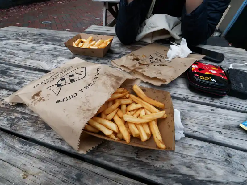ここで遅めのお昼ご飯。ファーグバーガーのハンバーガーは食べに行きたい、という話はしていたんですが、激混みなので今回はスルーして別の日に。
代わりにこの日は海岸の近くでやっているErik's Fish and Chipsというフィッシュアンドチップスのお店へ。

ここでMEAL DEALというやつを2つ注文したんですが、結構量が多く、1つで良かったなと後悔しました。味は美味しい。ポテトをディップするソースは必ずつけたほうが良いです。
私達はとりあえずMEAL DEALだけ注文して、やっぱソースがないときつい、ということで私がトマトソースを注文しにいったら、なぜか牡蠣をあげたやつが出てきて、これが発音の違いってやつか…と挫けていたんですが、彼女が行ったらすんなりトマトソースを買えたらしい。なんでそうなるのか。