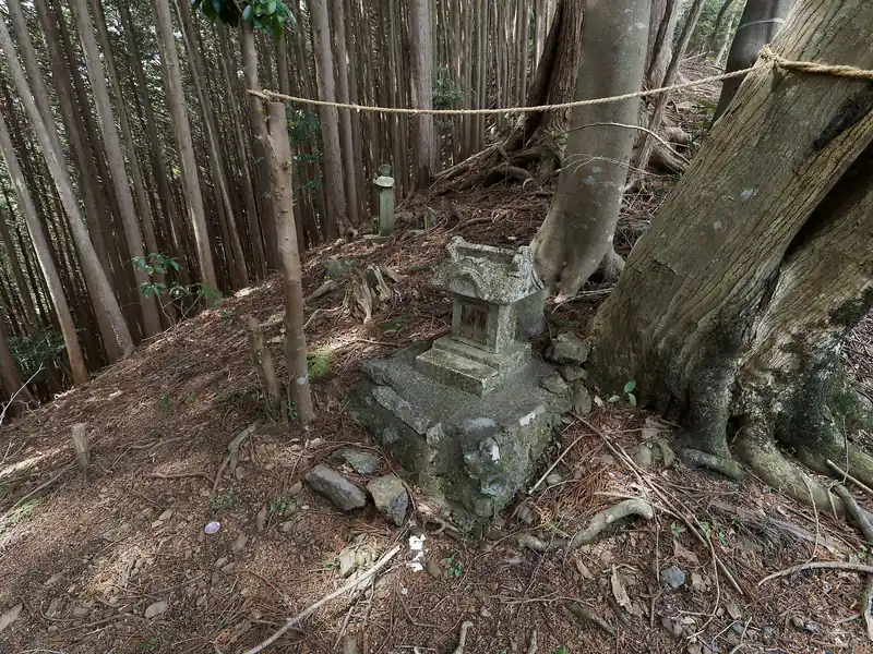 降りたところに祠。