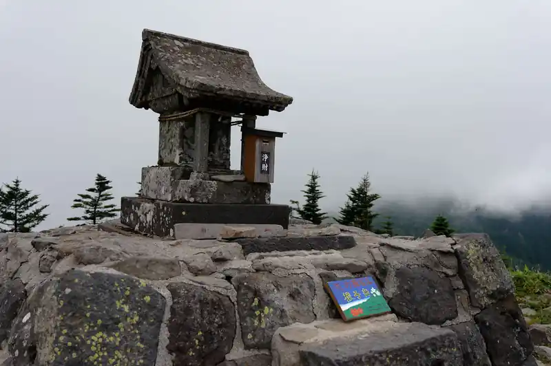 根子岳に到着。
登山口からだと思いの外早かったかな。標高2200m程度あるものの、スタートの標高が1400m近くあるので、割とサックリ登れてしまう。