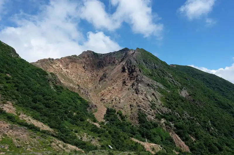 うーむ、ぶっちゃけ茶臼岳より、朝日岳のほうが主役みたいな貫禄出してないかな～と思って眺めていたんですが…。

登り終えてから振り返って見ると、正直、茶臼岳より朝日岳のほうが印象に残っているような…。

朝日岳に通じる道は簡単な岩場もあってなかなか楽しい道です。山頂も360度パノラマビューで景色が楽しめ、良い山でした。