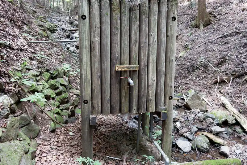 途中ベンチが2つある箇所に「最後の水場」という看板があったので、ちょっと寄り道。
写真がおそらく最後の水場たる所以だと思うんですが、蛇口は捻っても水は出ませんでした。