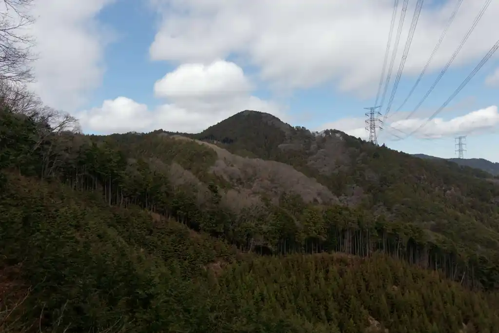 目の前の形の良い山は麻生山かな。