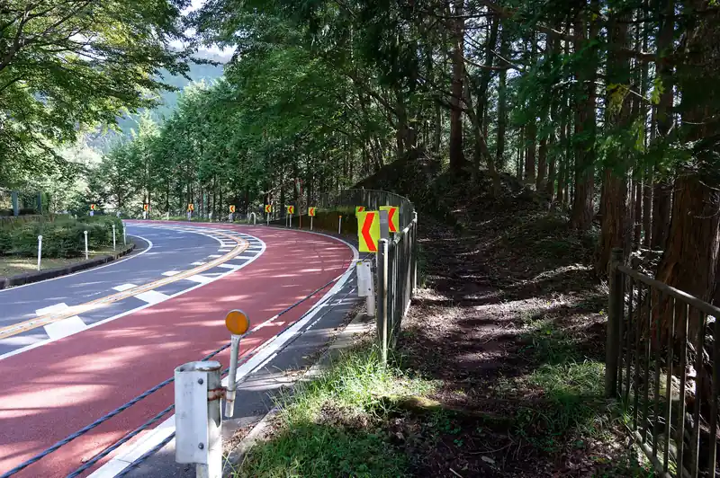 途中にある駐車場までは、ガードレールの外に人が歩けるスペースがあり、安心して歩くことができる。
問題は駐車場以降で、車道を歩かないといけない。