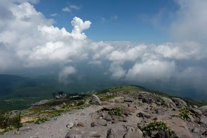 ガスが晴れて景色が広がる。