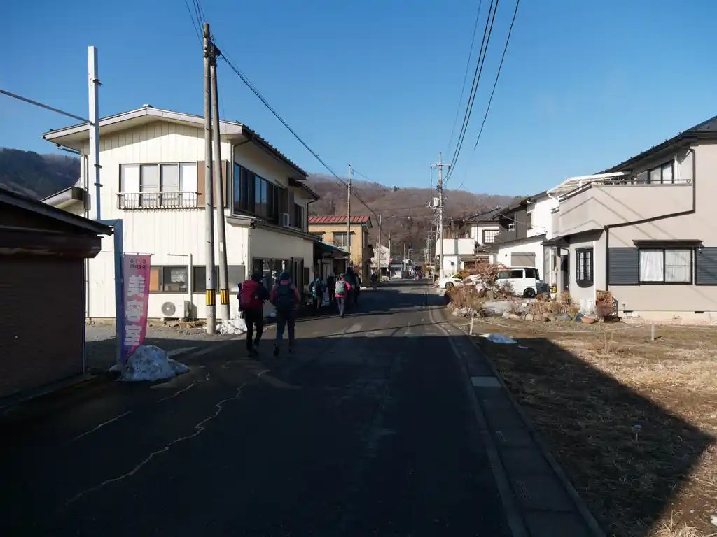 交通量の多い道路に向かって走って突っ込んでいく子供たちを横目に、登山口まで向かいます。
いや、ほんと、子供は歩くミサイルだから気を付けてないとマジで車に引かれちゃいますよ。