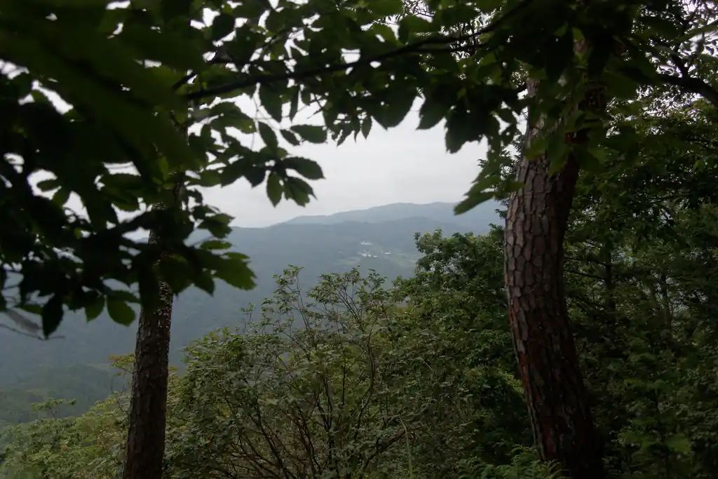 ここは見晴らしがよくて、丸山方面が望める。微妙に山頂は見えないけど、見えてる集落はたぶん果樹公園のあたりかな