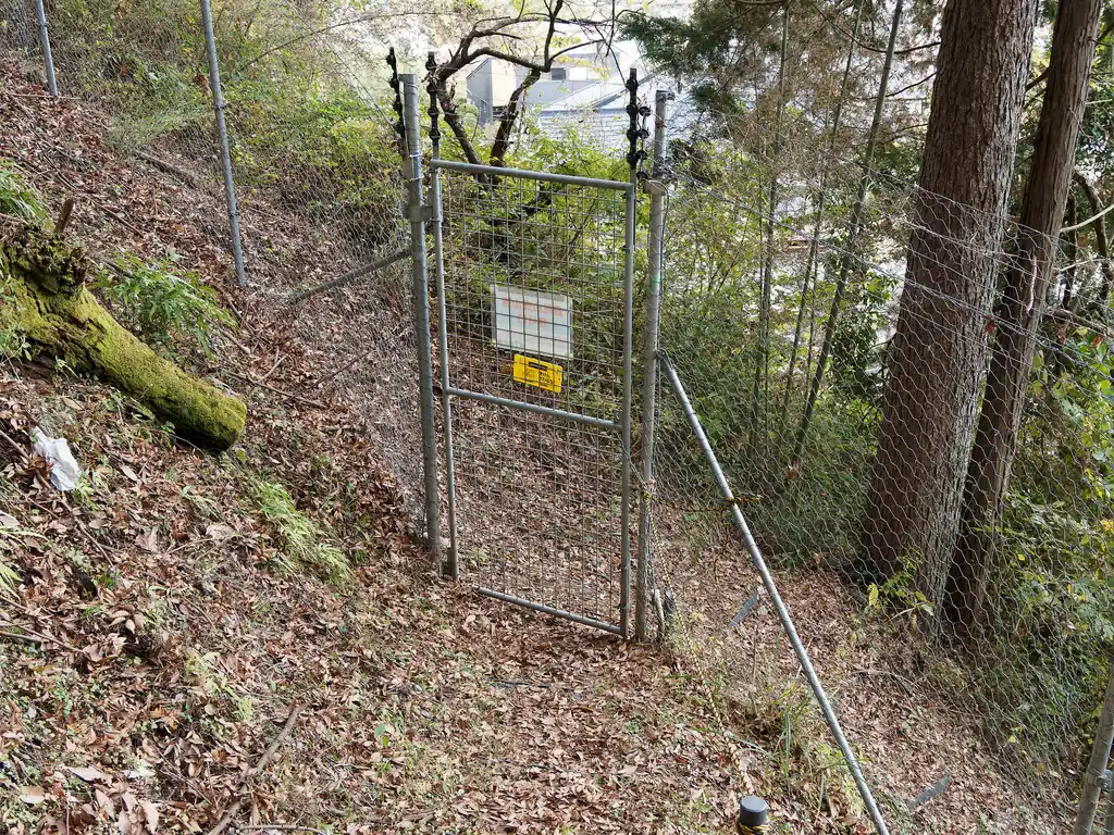 ようやく登山口のフェンスに到着。