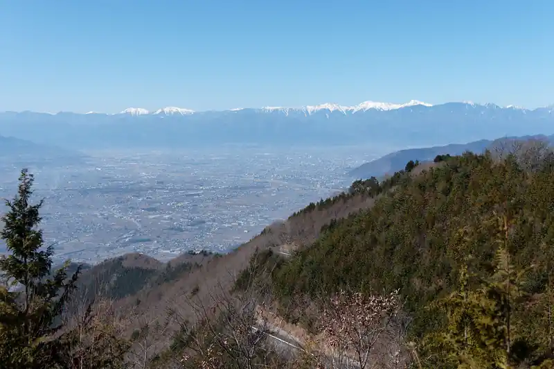 甲府盆地と南アルプス。下の方に歩いてきた尾根道も見えます。