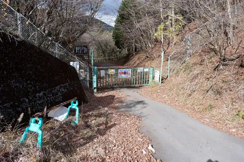 奥に舗装路が続いていたんですが、立入禁止の模様。
登山道は左の法面を登っていきます。
