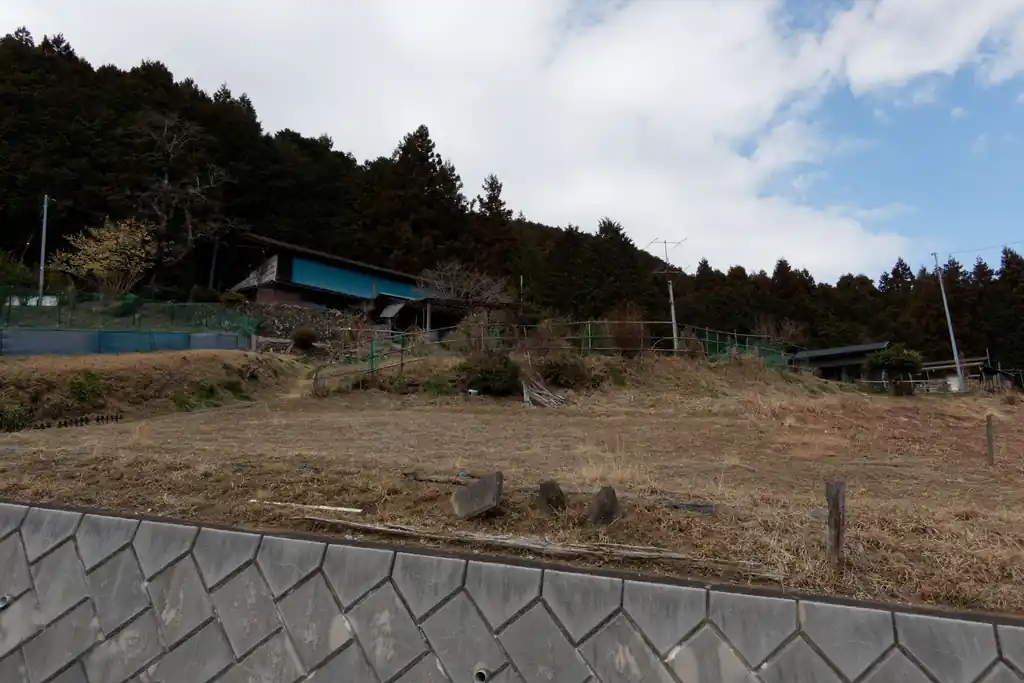 そのあとしばらく歩くと、集落に入ります。お昼なのに人っ子一人歩いていません。