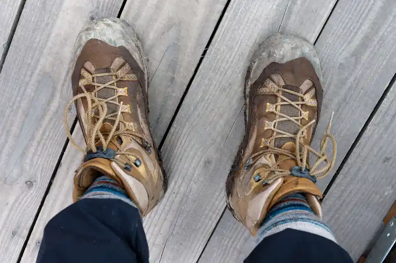 ちなみに、見晴新道を歩いた足元はこんな感じ。
泥は登山靴についているが、それほどという感じ。
ズボンはずっと履き続けるので、汚れないように靴下に入れておいた。
ゲイターは使わなかったが、まあなくても良いかな、という印象。
