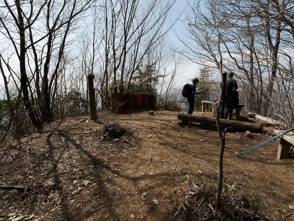 生藤山山頂。ベンチがいくつかある。
山頂に到着したときは5人程度の登山者が休憩中だった。