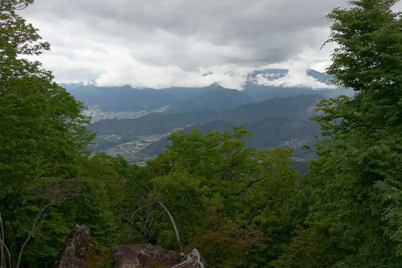 たぶん晴れてると向かいの奥秩父山塊がよく見える…んじゃないかと思うんですが、雲が多く残念。