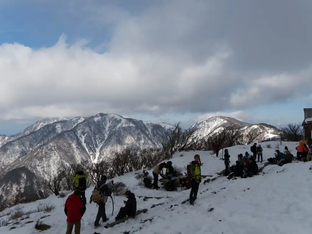 座るところを確保するのは難しい。思いのほか登山者は多かった。